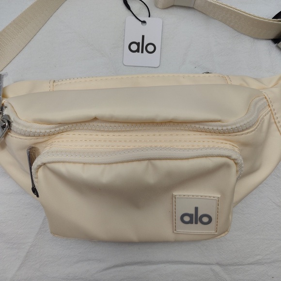 ALO Yoga Explorer Convertible Pack | 3L Nylon Waist Bag - Picture 5 of 6